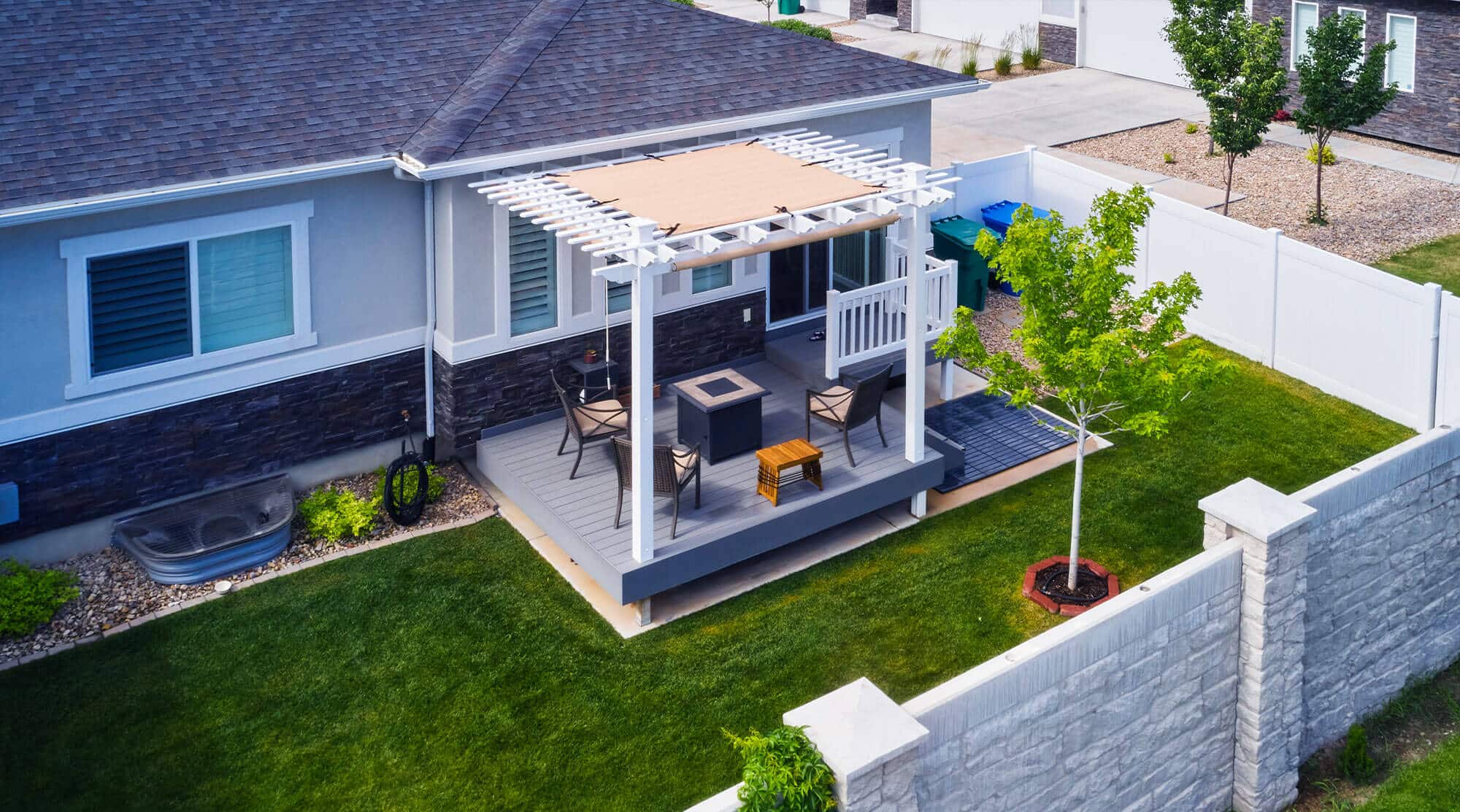 a couple of lawn chairs sitting on top of a building